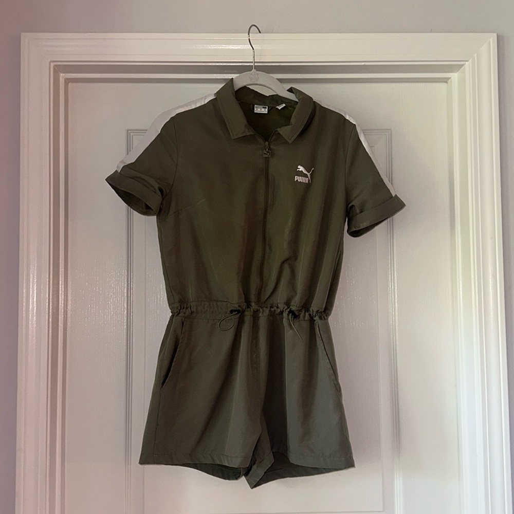 Puma XS‎ shorts jumpsuit. Green and white.